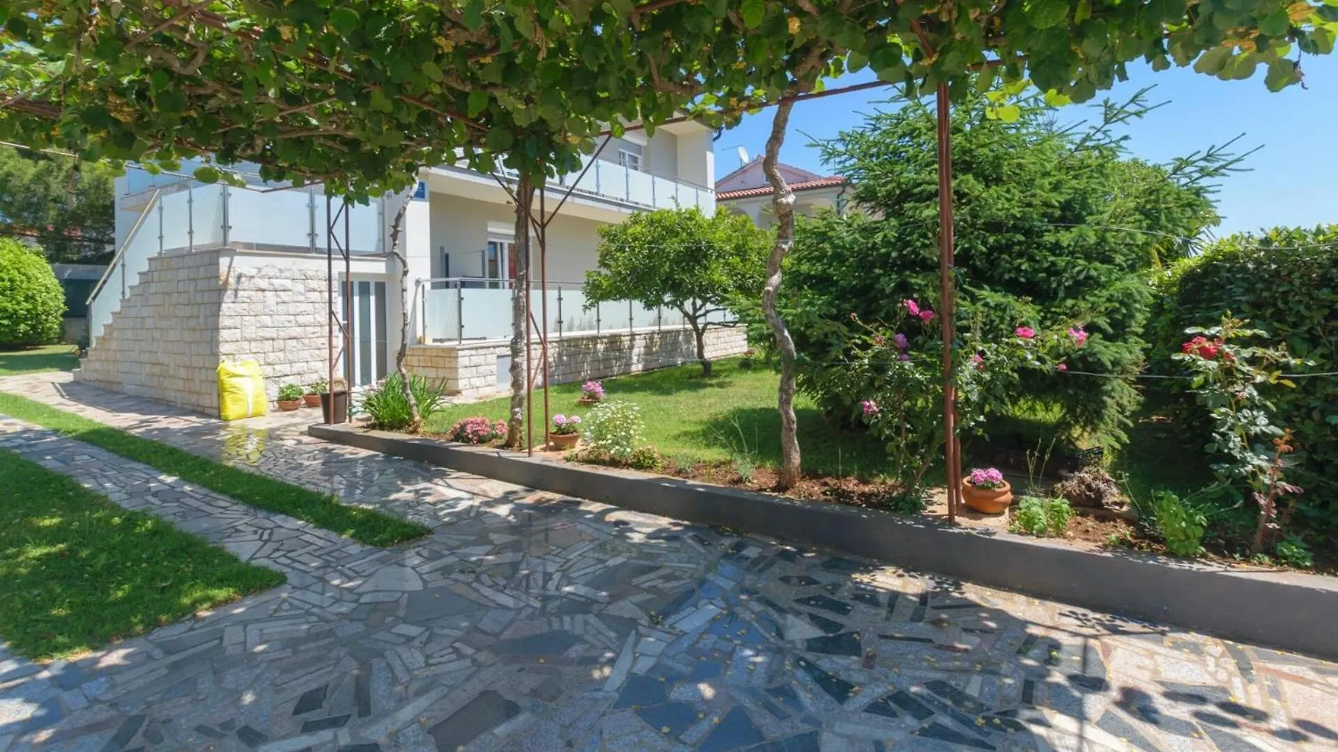 Family House With 2 Apartments - Irma Medulin Pensjonat