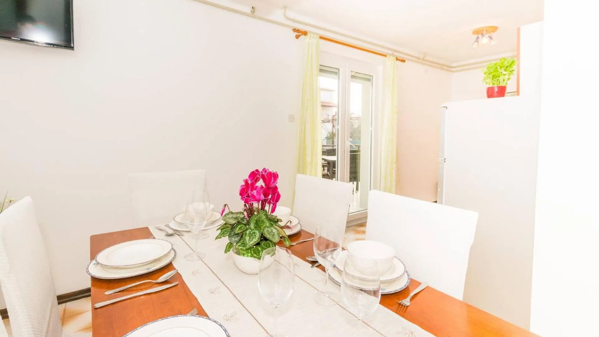 Family House With 2 Apartments - Irma Medulin Pensjonat